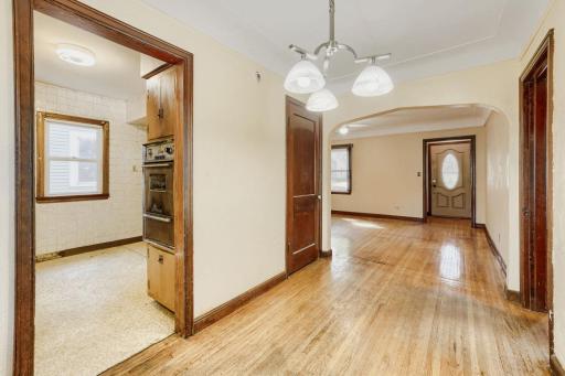 1084 Gorman Ave - Web Quality - 006 - 06 Foyer.jpg