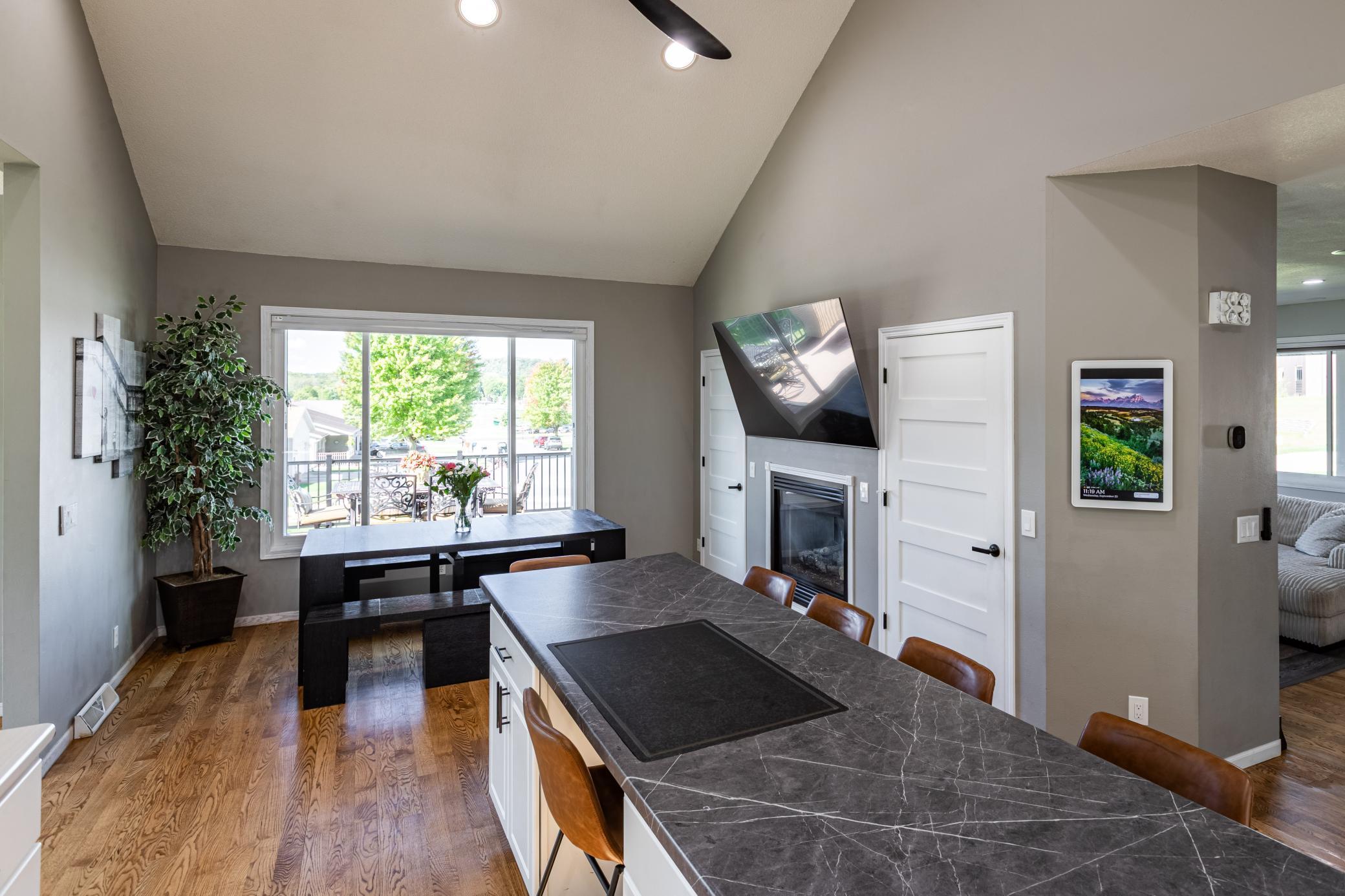 KITCHEN/DINING AREA