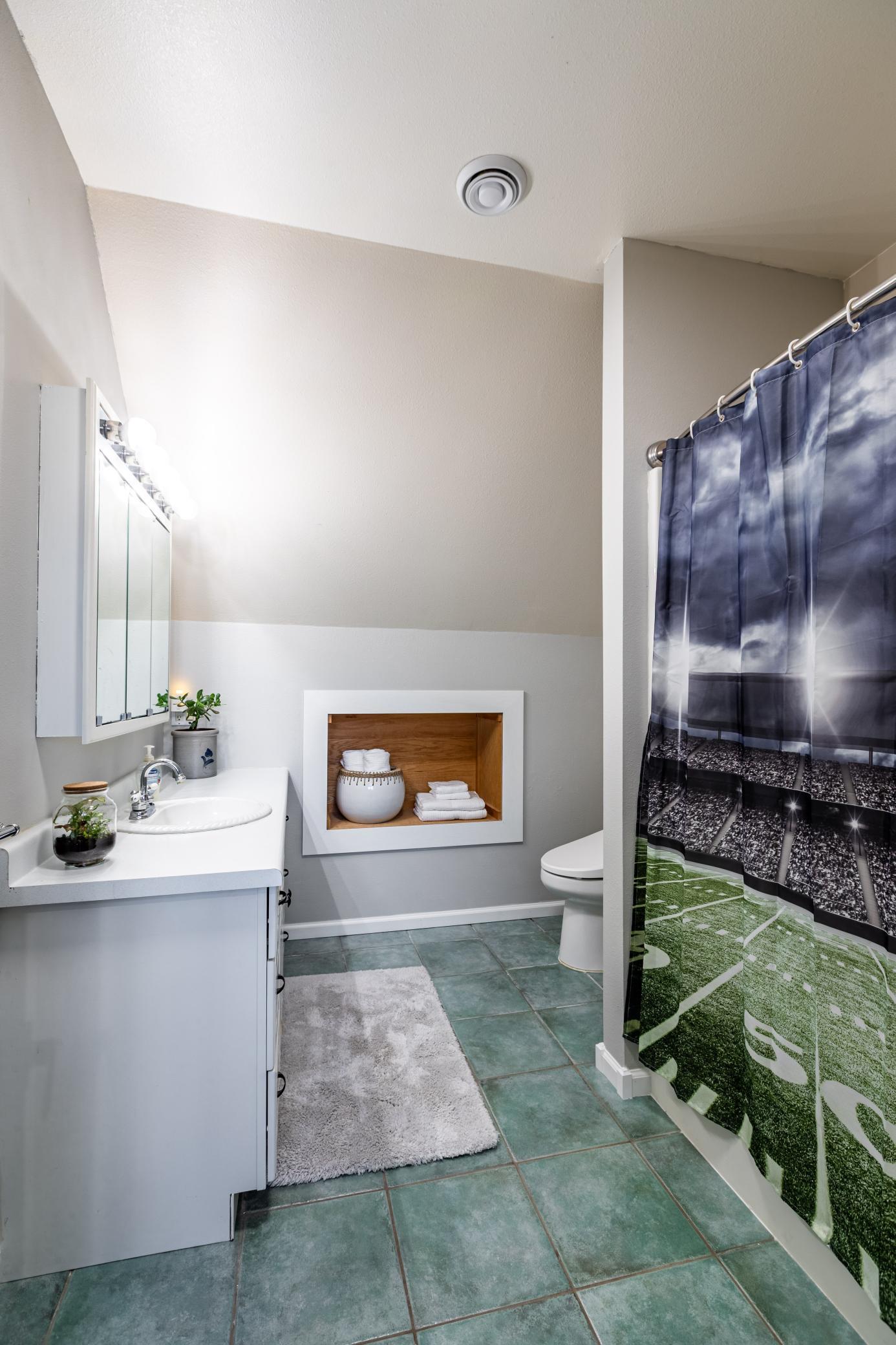 UPPER BATHROOM