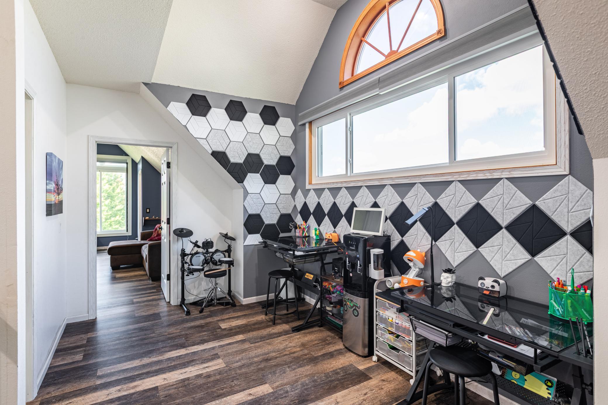 UPPER PLAY OR OFFICE AREA