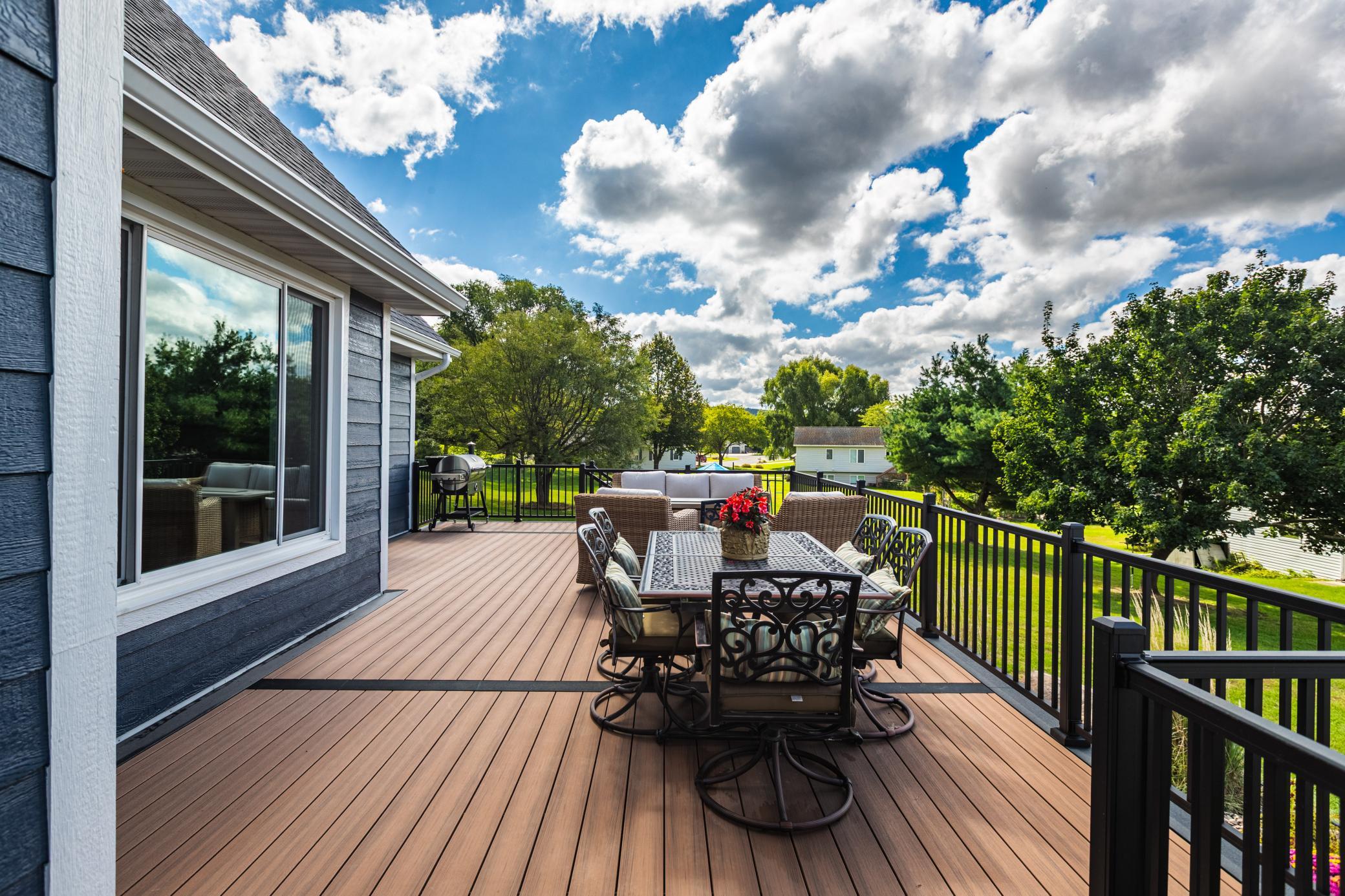 HUGE DECK AMAZING VIEWS