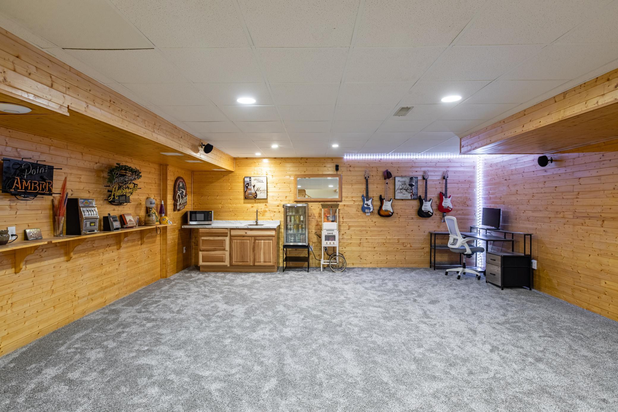 FAMILY ROOM/WET BAR