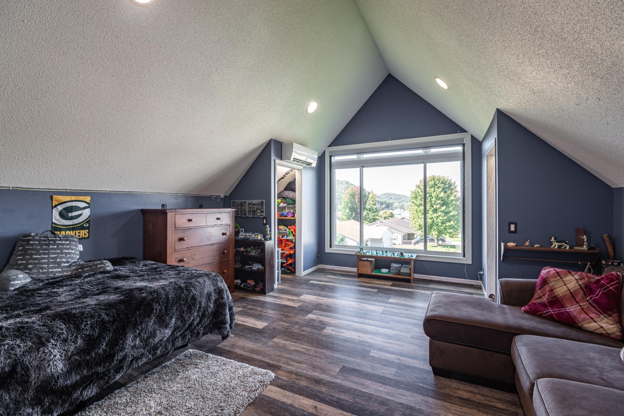 BEDROOM 2