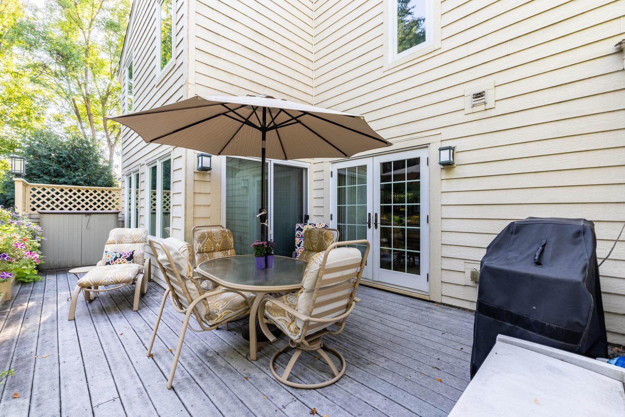 Excellent for entertaining with access to kitchen