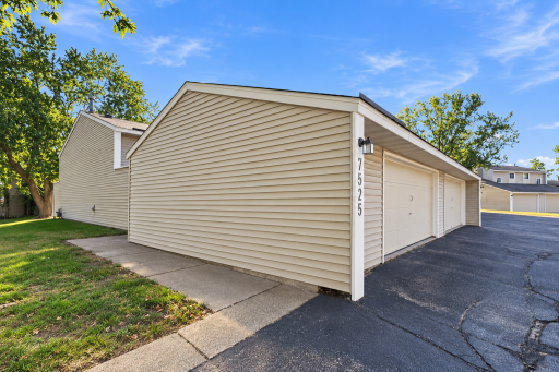 Photo for 7525 Whitney Drive, Apple Valley, MN 55124 - listing #7142920 7525 Whitney Drive, Apple Valley, MN 55124