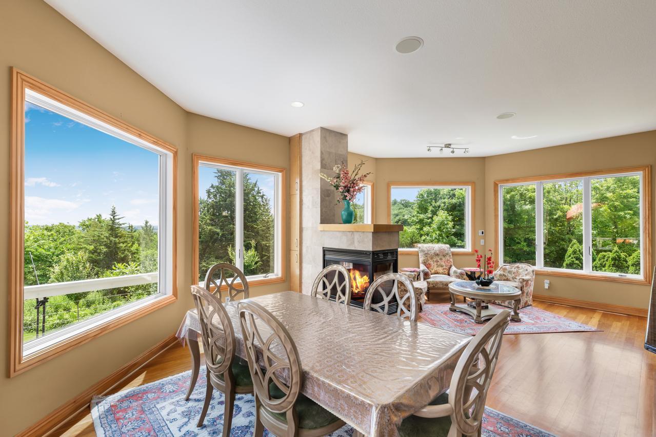 Striking wall of windows showcasing endless bluff views