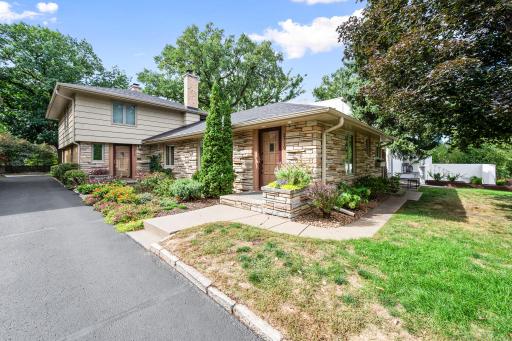 Wonderful condo/townhome just 2 blocks from Lake Of The Isles