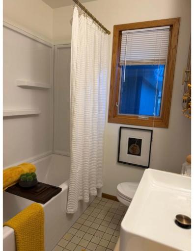 18-Main Bath 3.jpg
