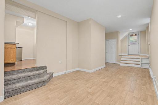 9' Ceilings, walkout to backyard , full bathroom and a wet bar for entertaining in the lower level! 4th Bedroom