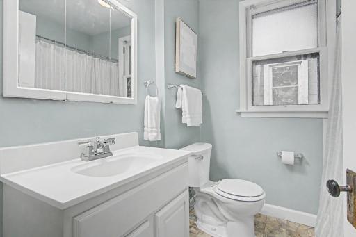 Main floor full bathroom