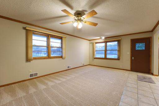 327 Pine Ave, Vermillion-18.jpg