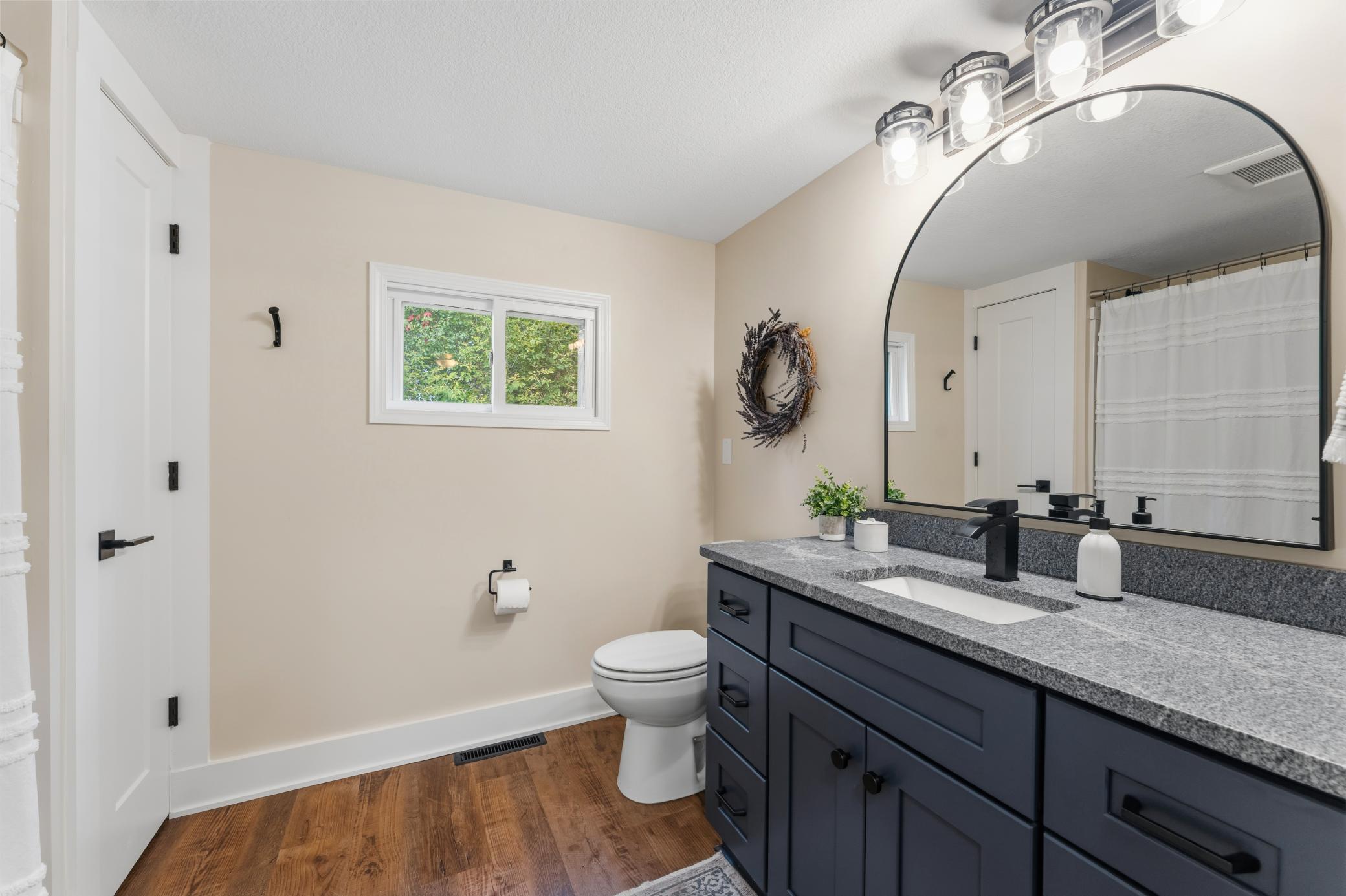 Main level full bath