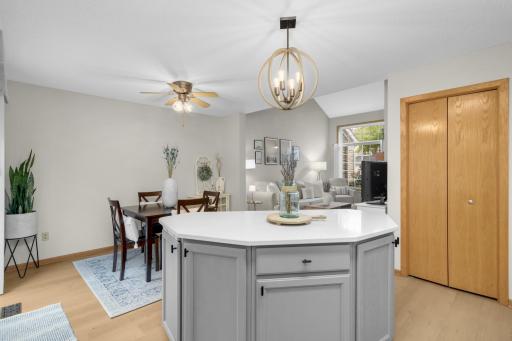547 Mission Hills Way W, Chanhassen, MN 55317
