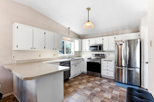 11-web-or-mls-11012-Edgewood-Ave-N-11.jpg