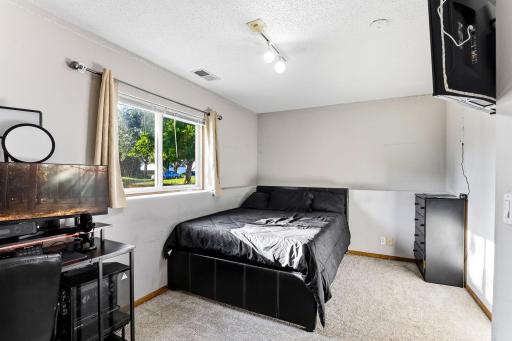 22-web-or-mls-11012-Edgewood-Ave-N-22.jpg
