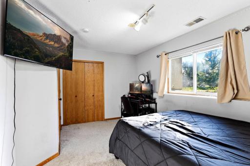 23-web-or-mls-11012-Edgewood-Ave-N-23.jpg