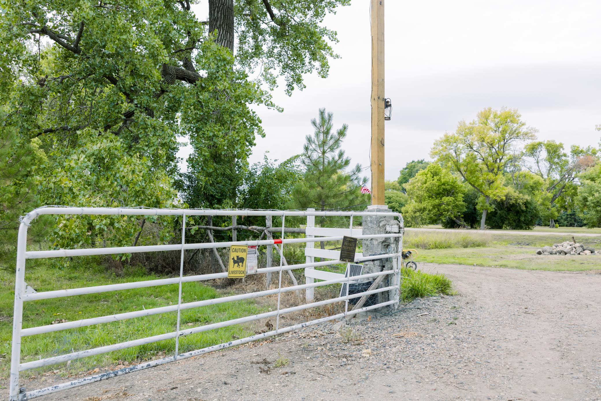 Entrance gate