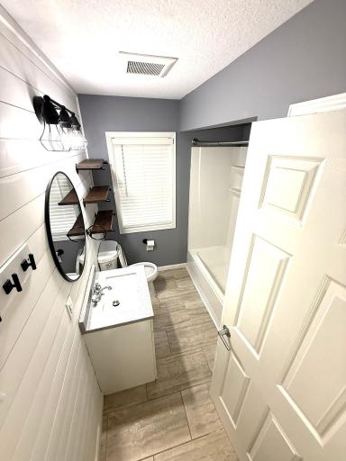 Bathroom_Main_Level.jpeg
