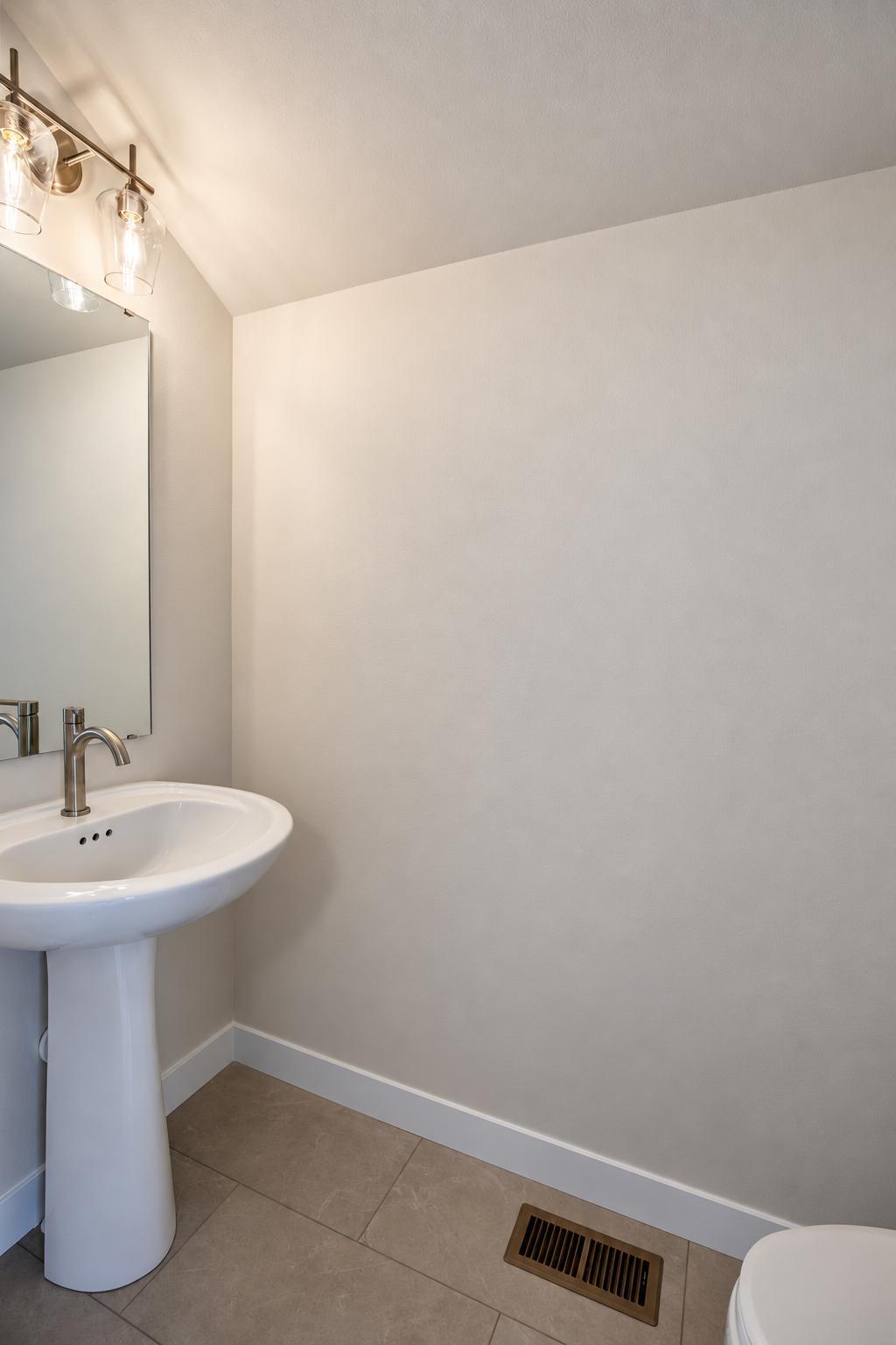 Bathroom3_10235.jpg