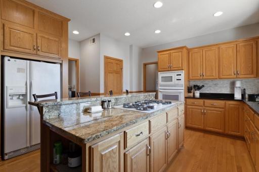 Amazing Kitchen: Great counter/cupboard space, pantry & center island