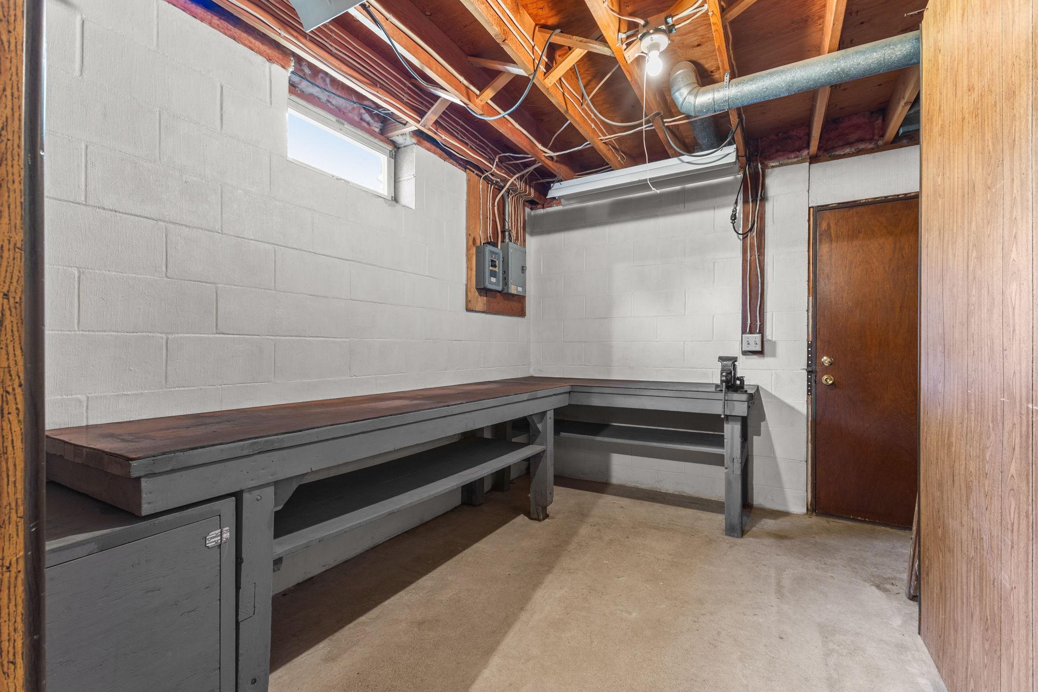 Workshop with entrance to the garage.