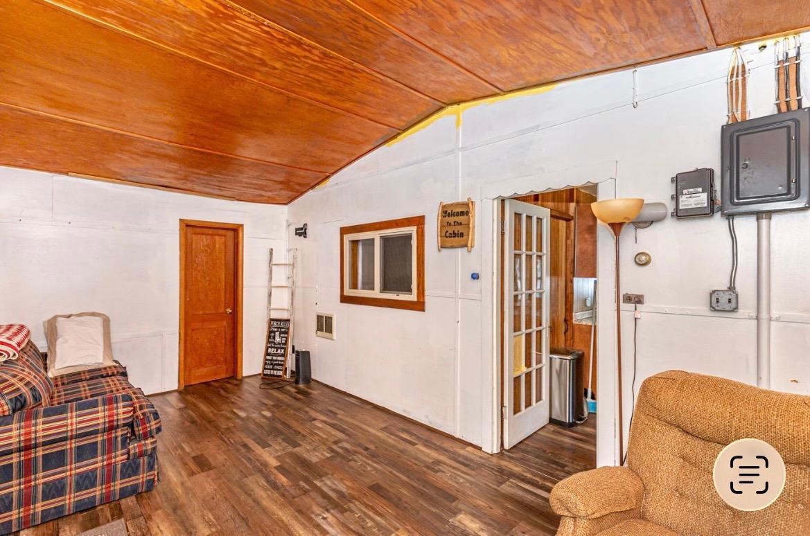 Entry/Flex Room