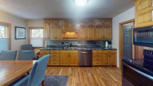 Eat-in kitchen w/stainless steel appliances