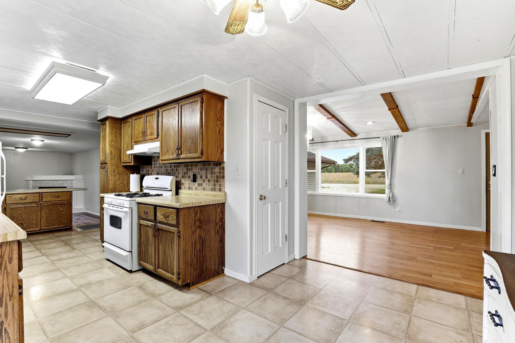 8-web-or-mls-58239-222nd-St-08.jpg