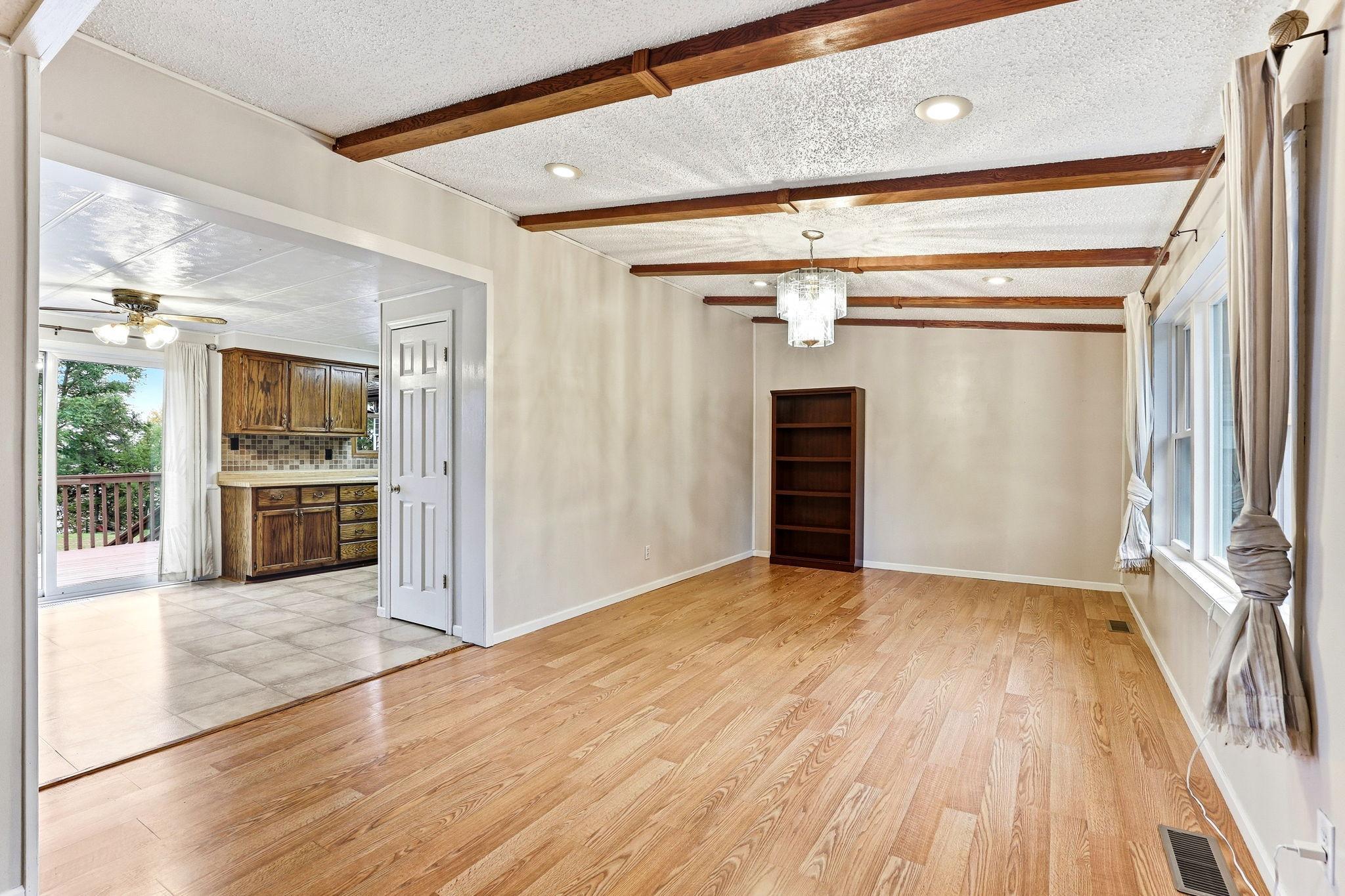 4-web-or-mls-58239-222nd-St-04.jpg