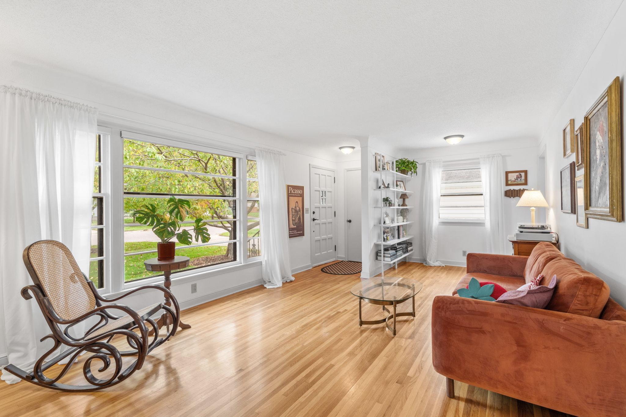 Large Front Window - Light & Bright