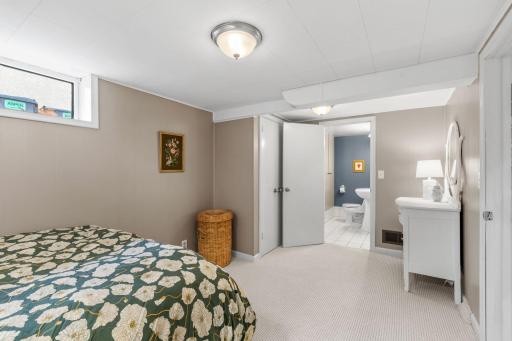 Private En-Suite - 3/4 Bathroom