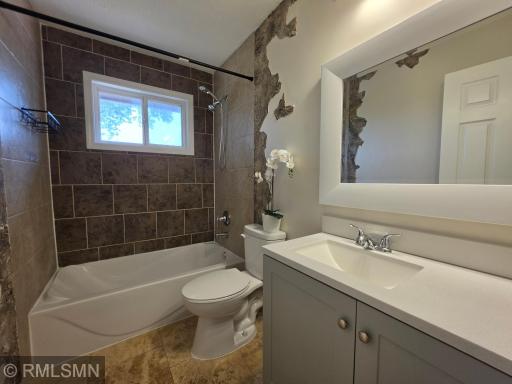12_Bathroom with beautiful custome stone.jpg