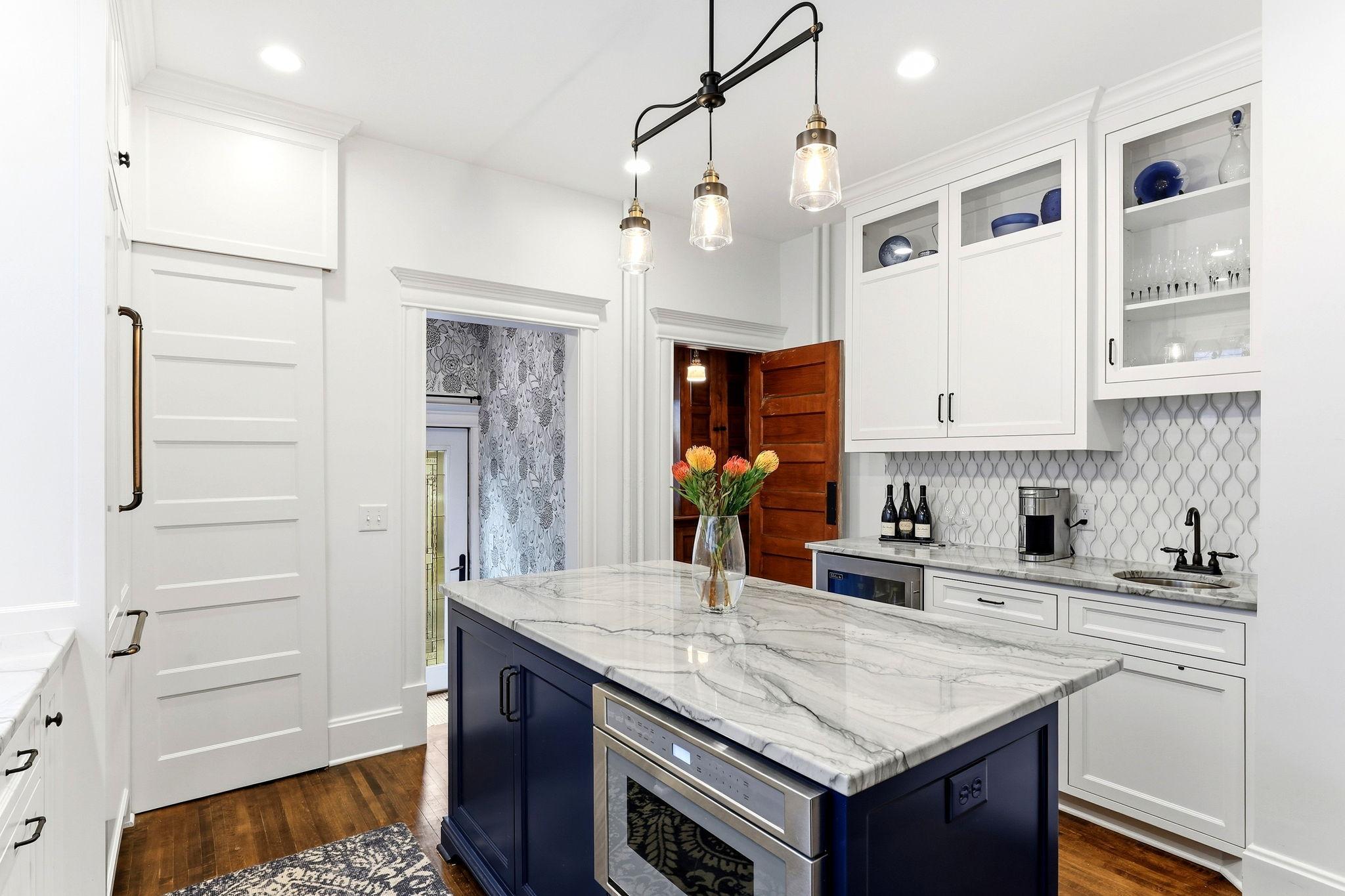 13-web-or-mls-2700-Bryant-Ave-S-13.jpg