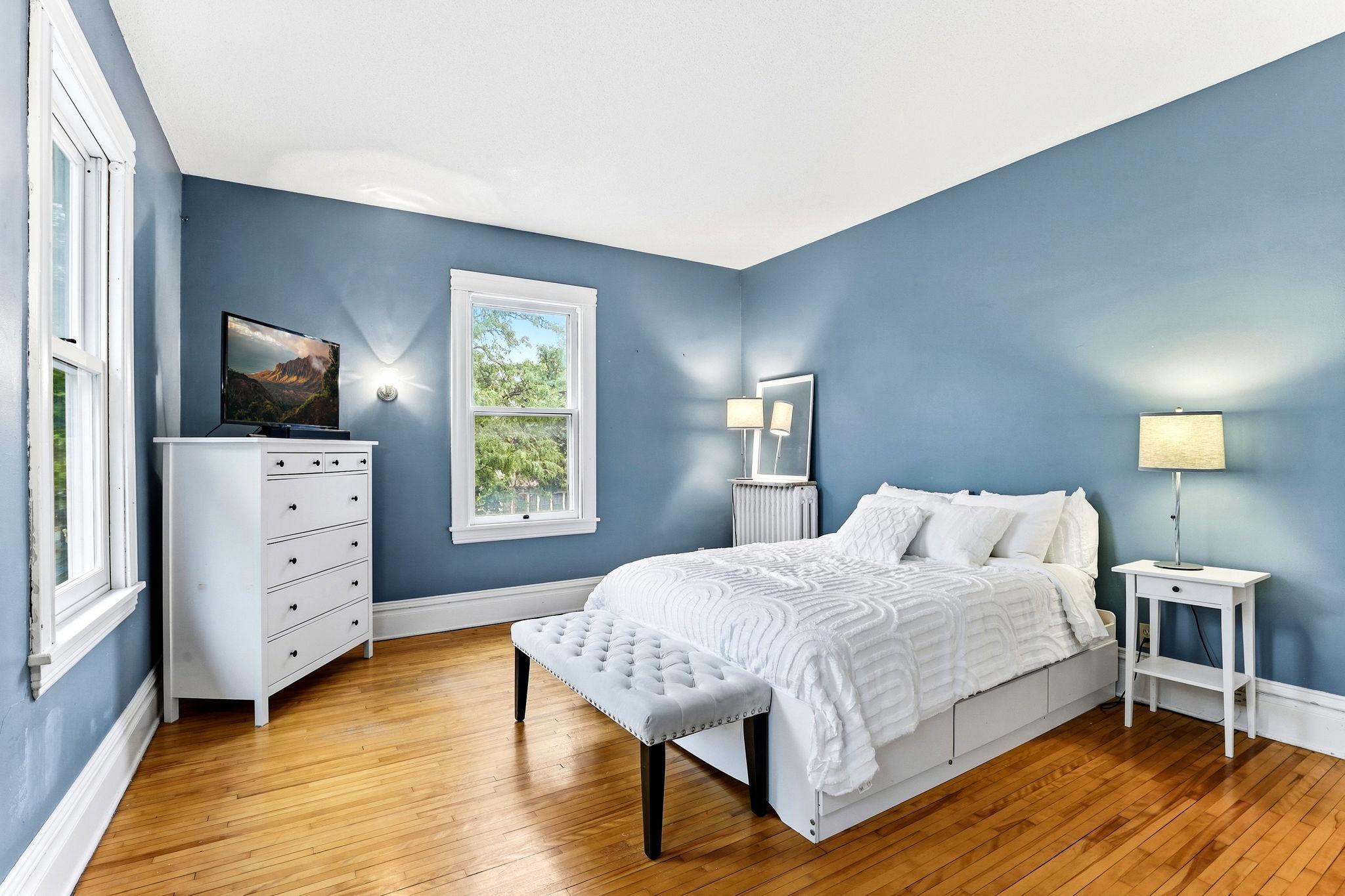 21-web-or-mls-2700-Bryant-Ave-S-21.jpg