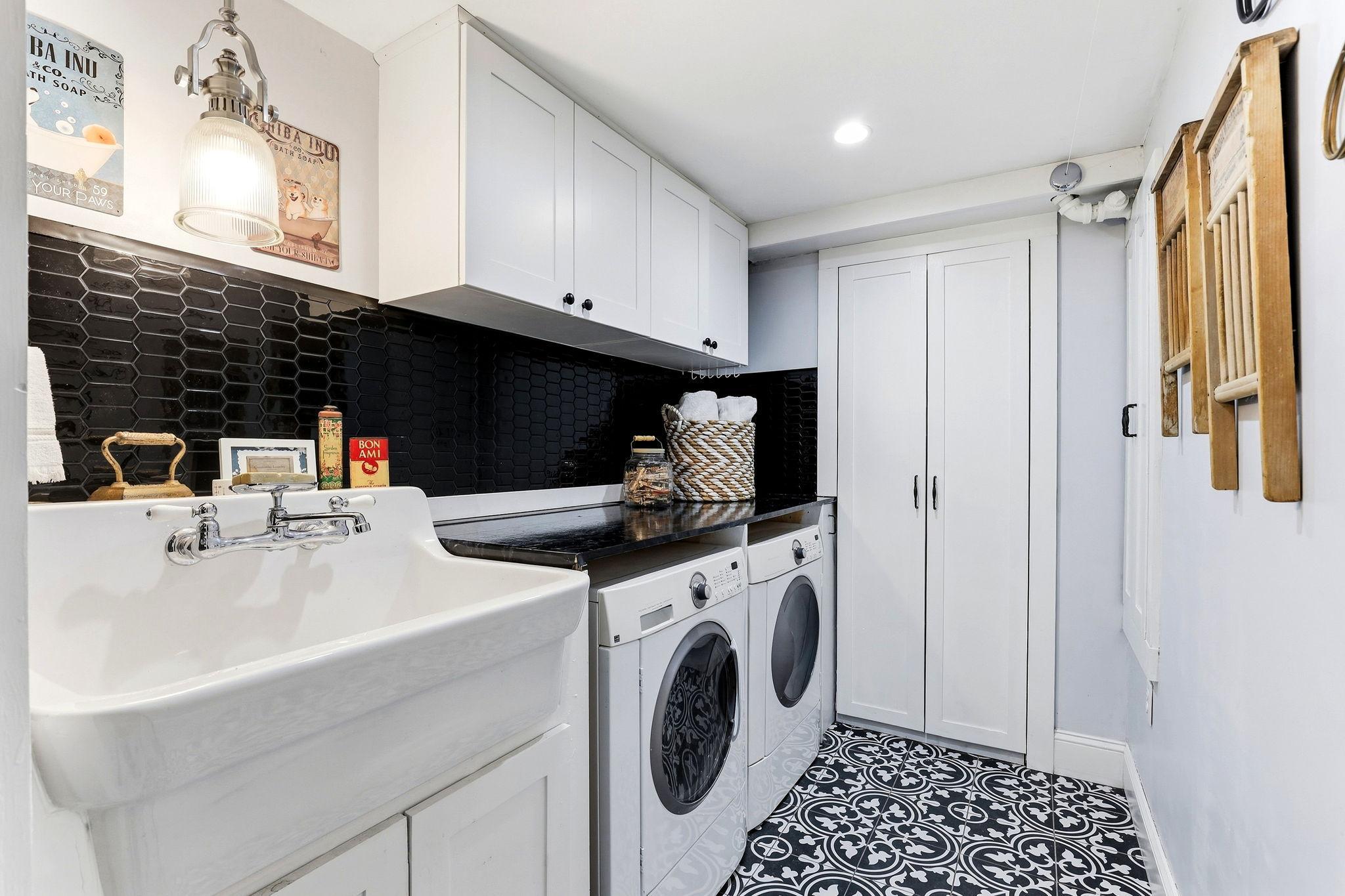 31-web-or-mls-2700-Bryant-Ave-S-31.jpg