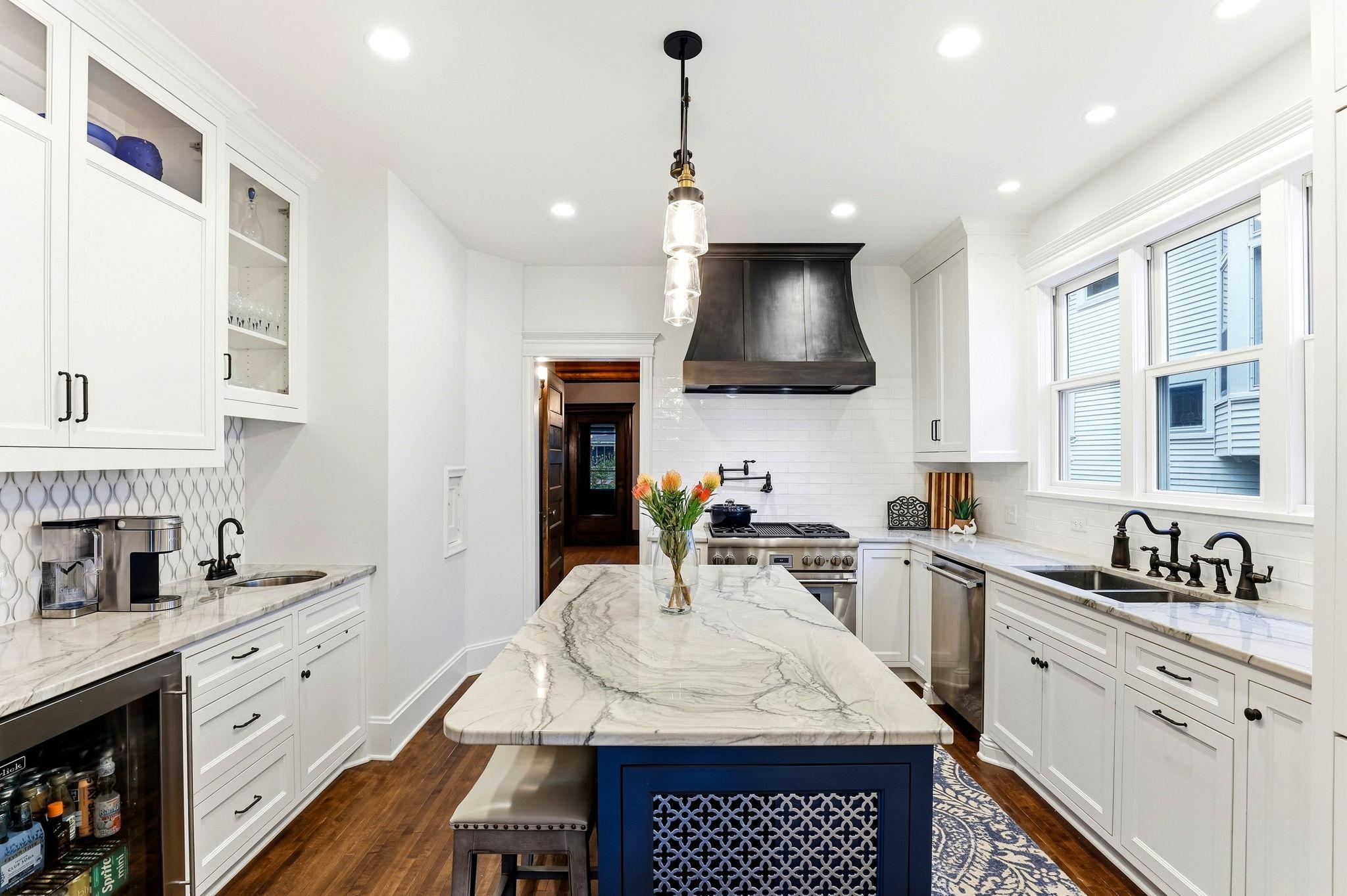 11-web-or-mls-2700-Bryant-Ave-S-11.jpg
