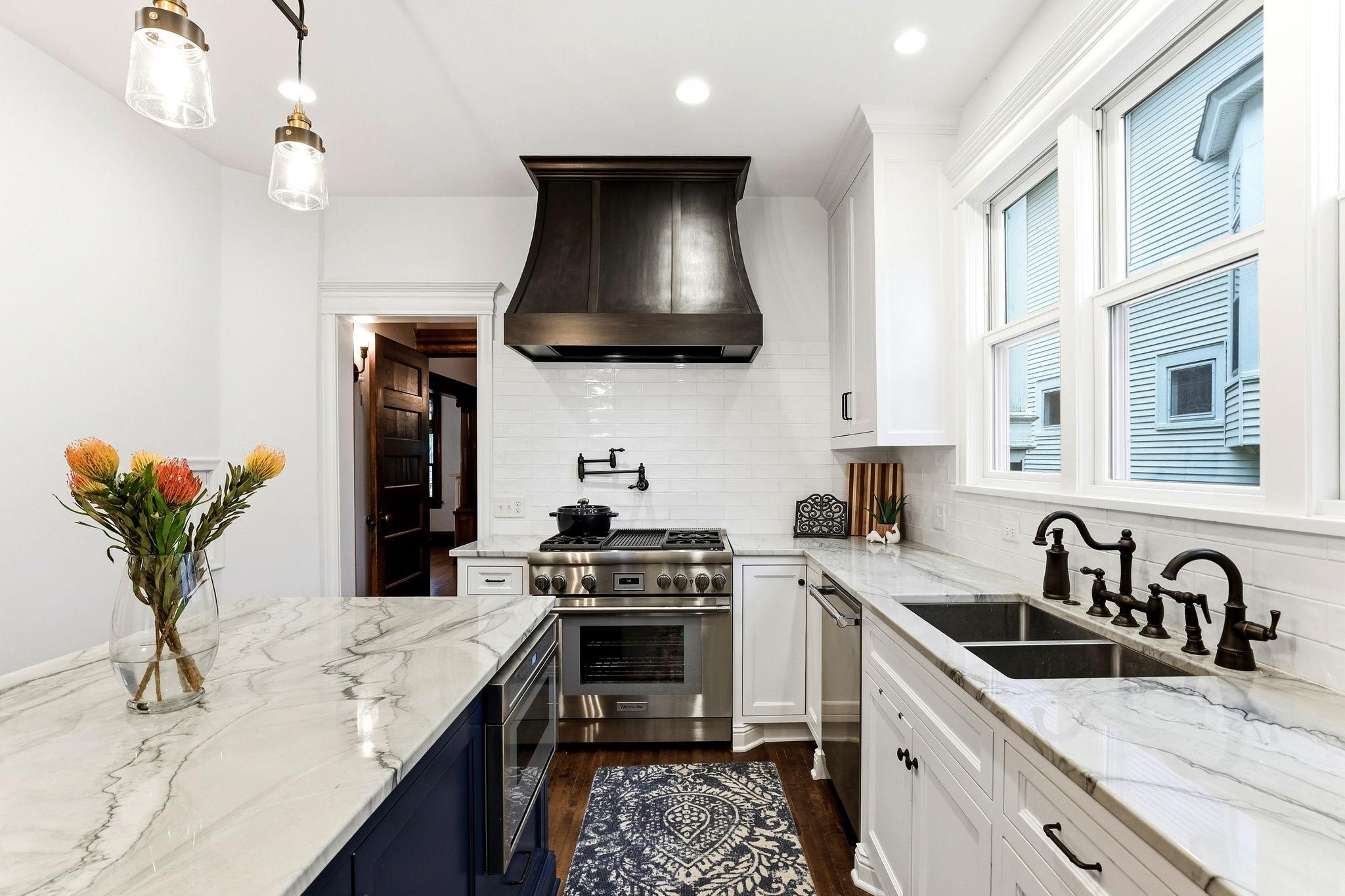 12-web-or-mls-2700-Bryant-Ave-S-12.jpg