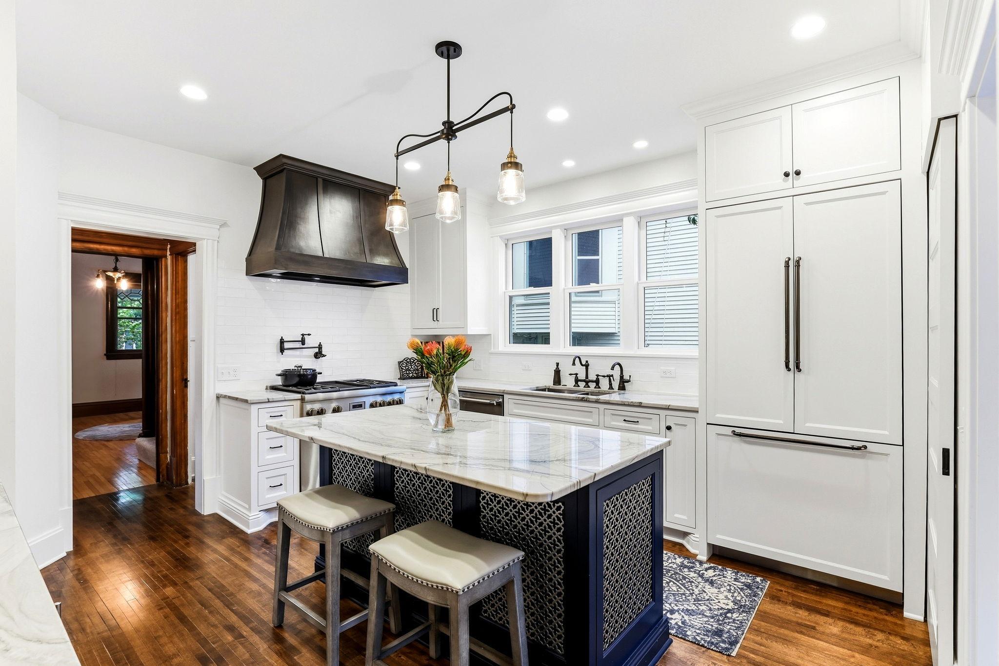 10-web-or-mls-2700-Bryant-Ave-S-10.jpg