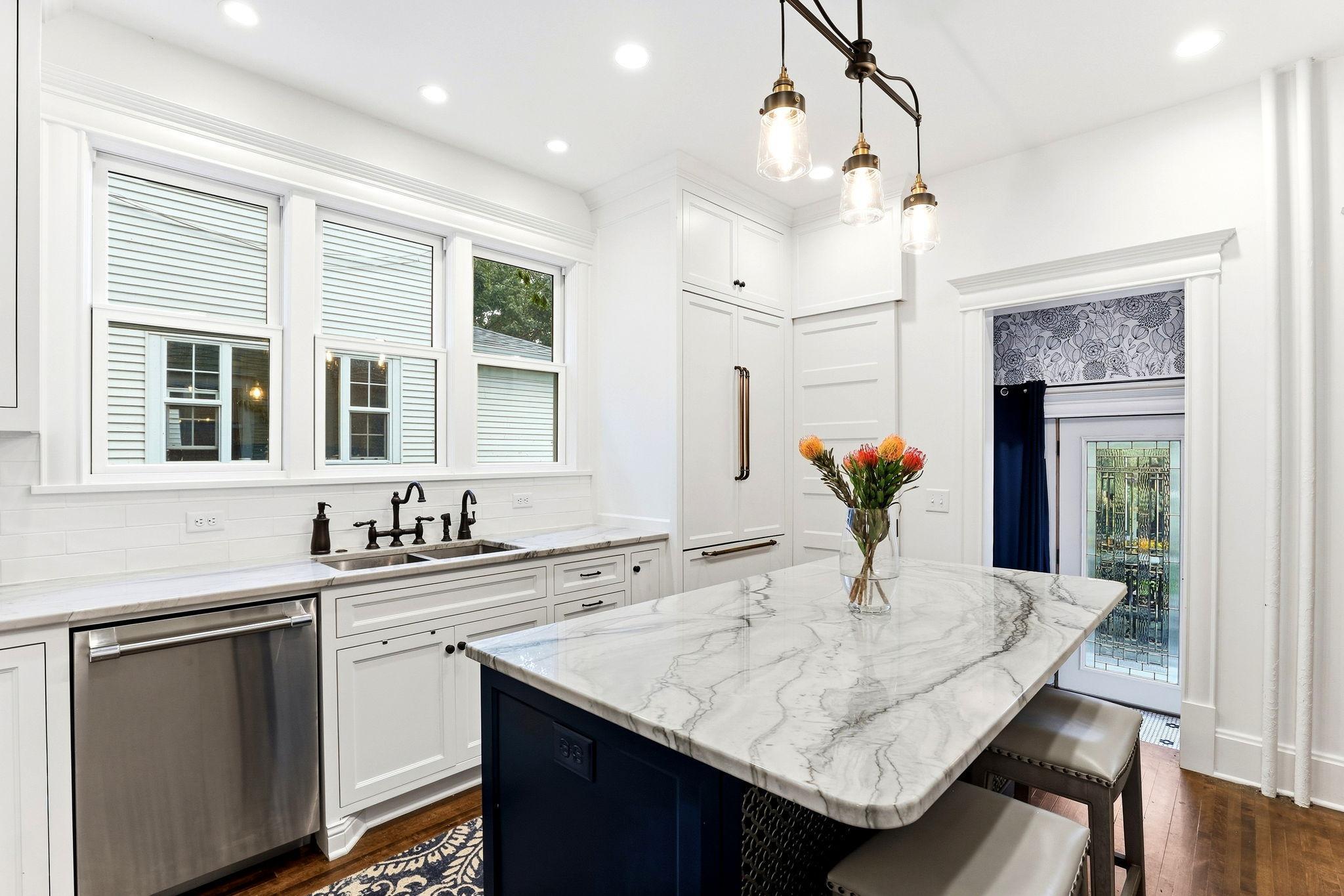 14-web-or-mls-2700-Bryant-Ave-S-14.jpg