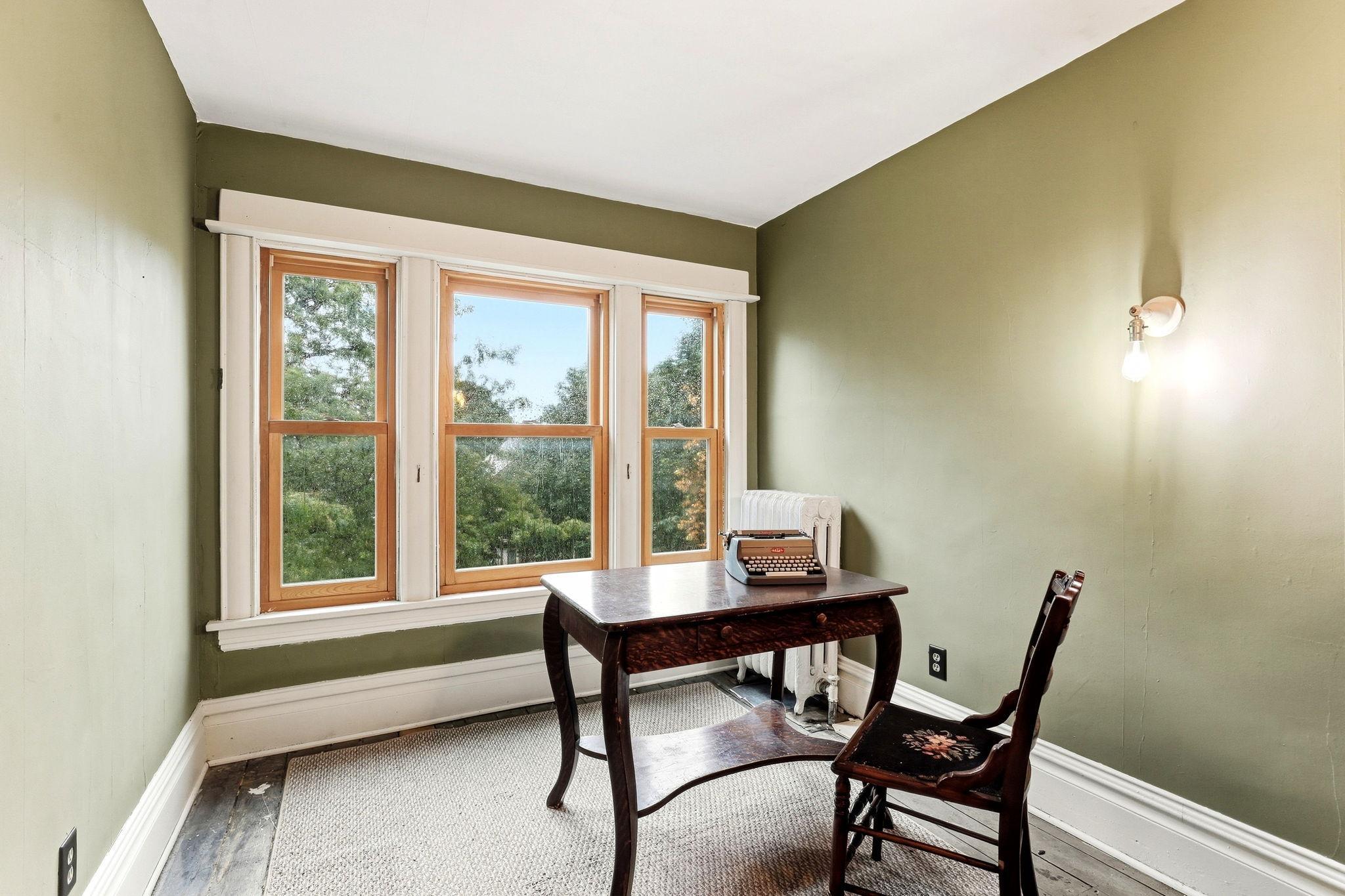 17-web-or-mls-2700-Bryant-Ave-S-17.jpg