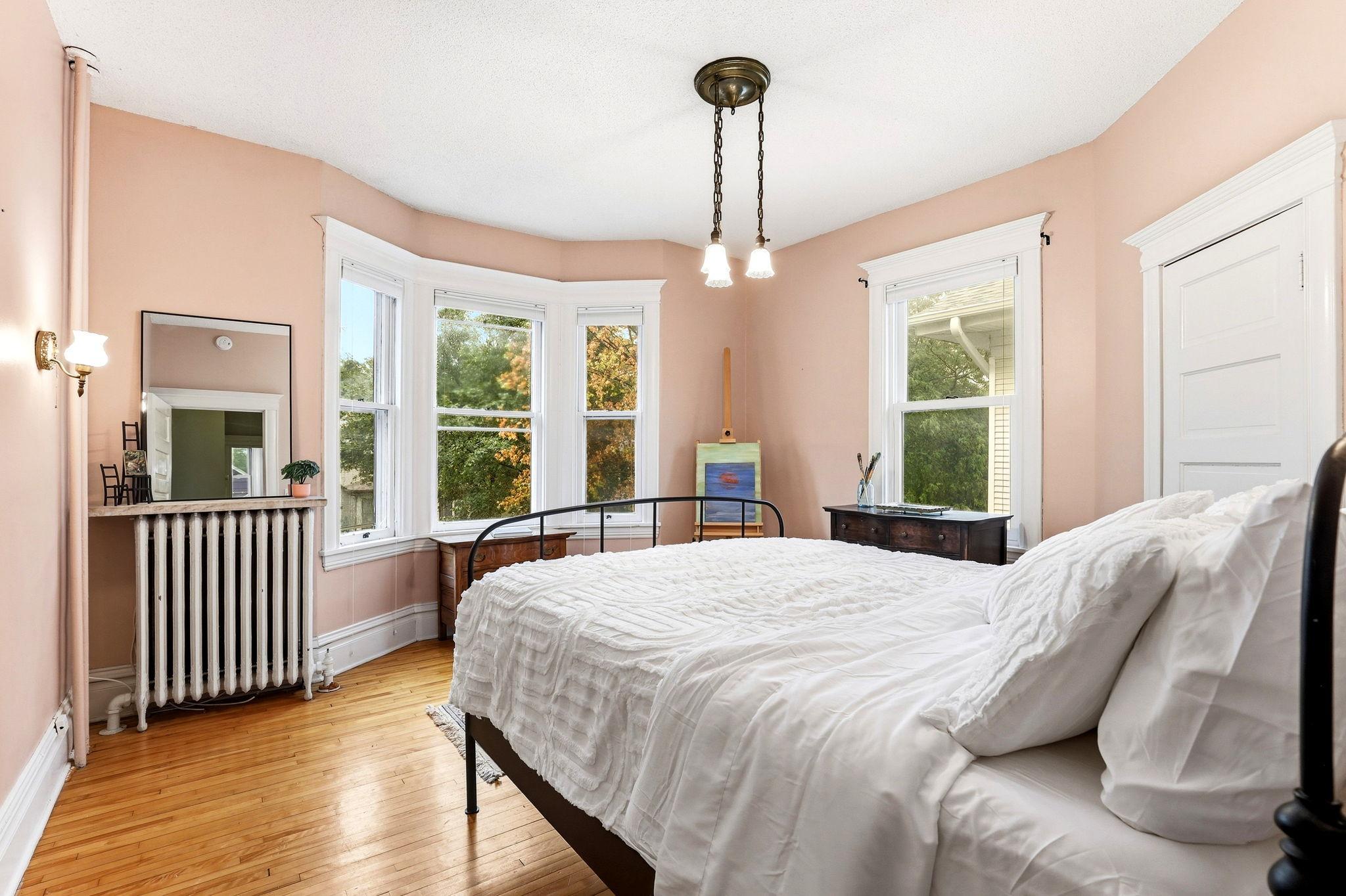 19-web-or-mls-2700-Bryant-Ave-S-19.jpg