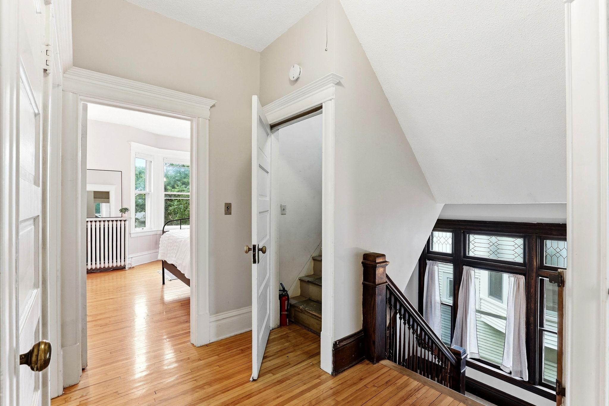 16-web-or-mls-2700-Bryant-Ave-S-16.jpg