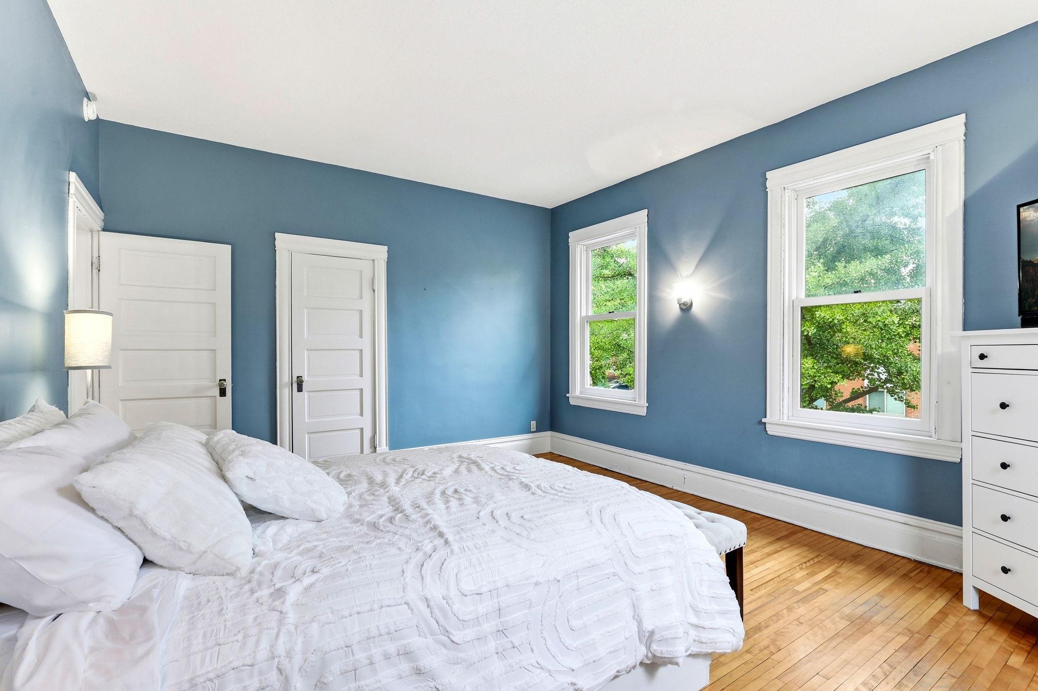22-web-or-mls-2700-Bryant-Ave-S-22.jpg