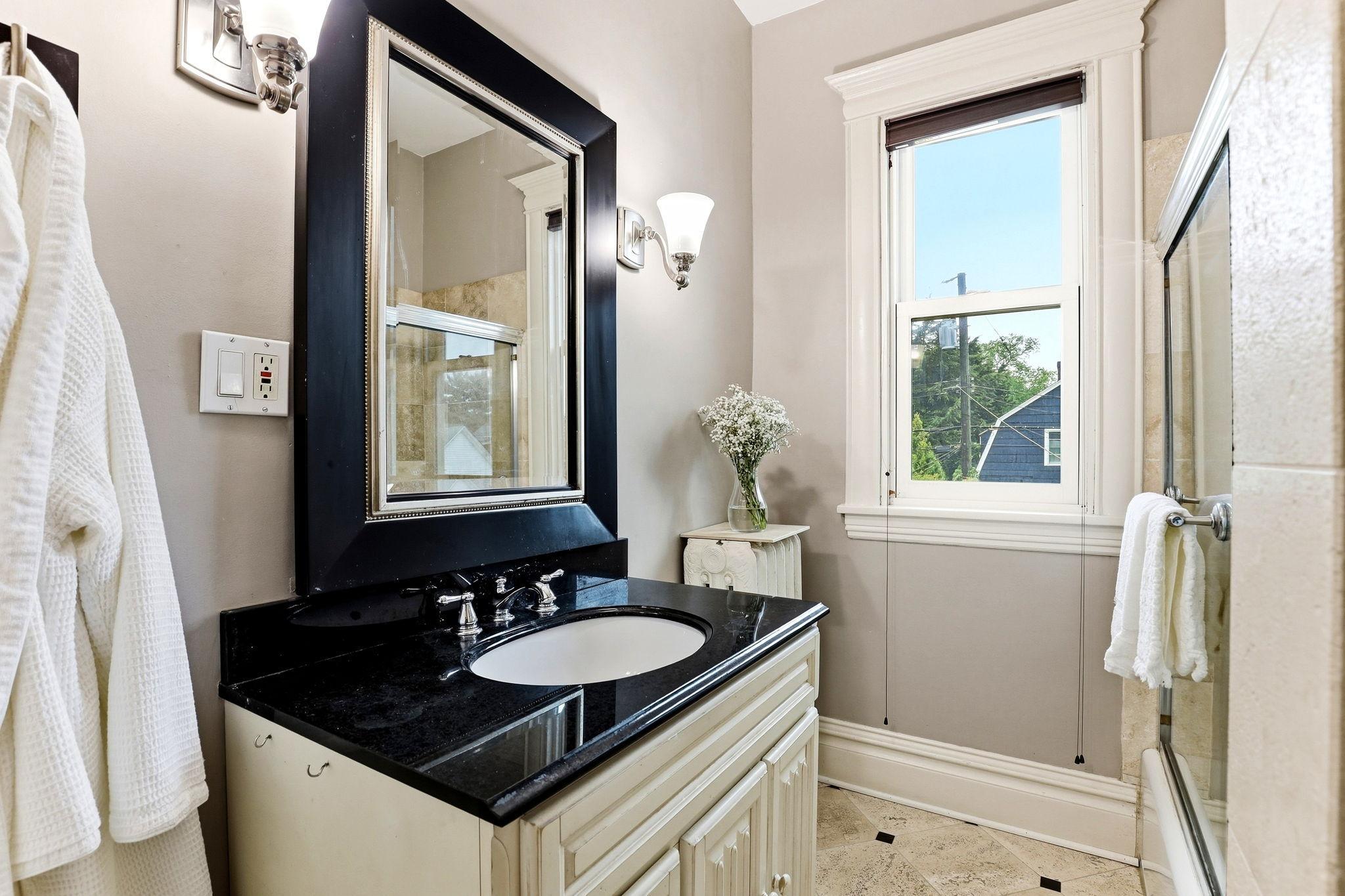 27-web-or-mls-2700-Bryant-Ave-S-27.jpg