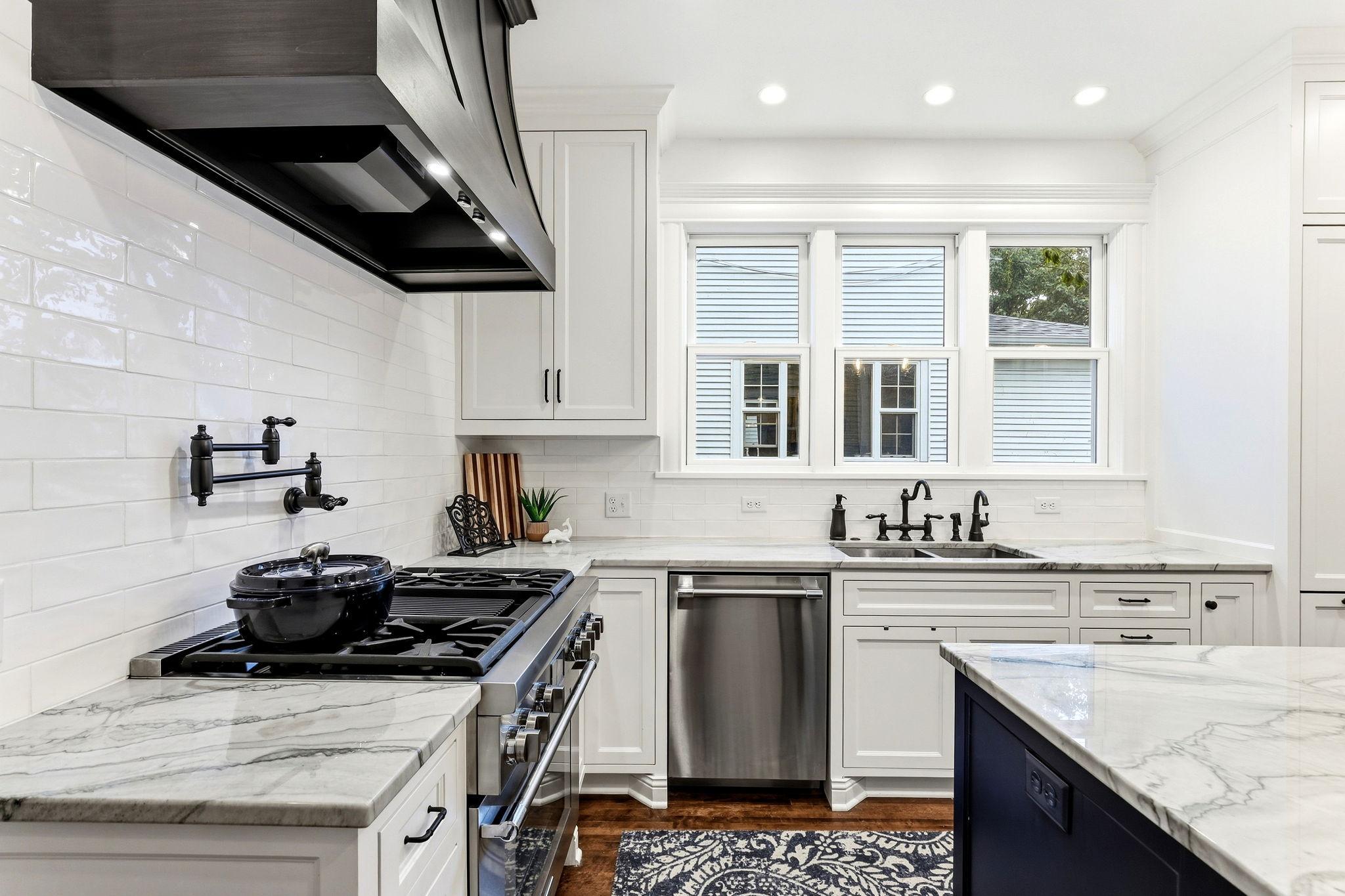 15-web-or-mls-2700-Bryant-Ave-S-15.jpg