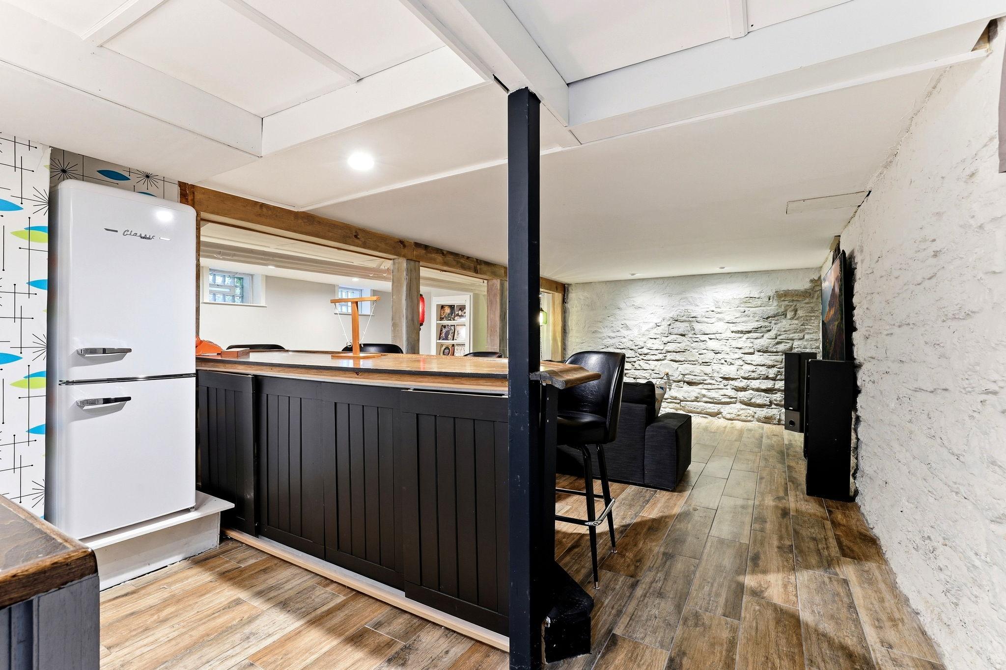 32-web-or-mls-2700-Bryant-Ave-S-32.jpg