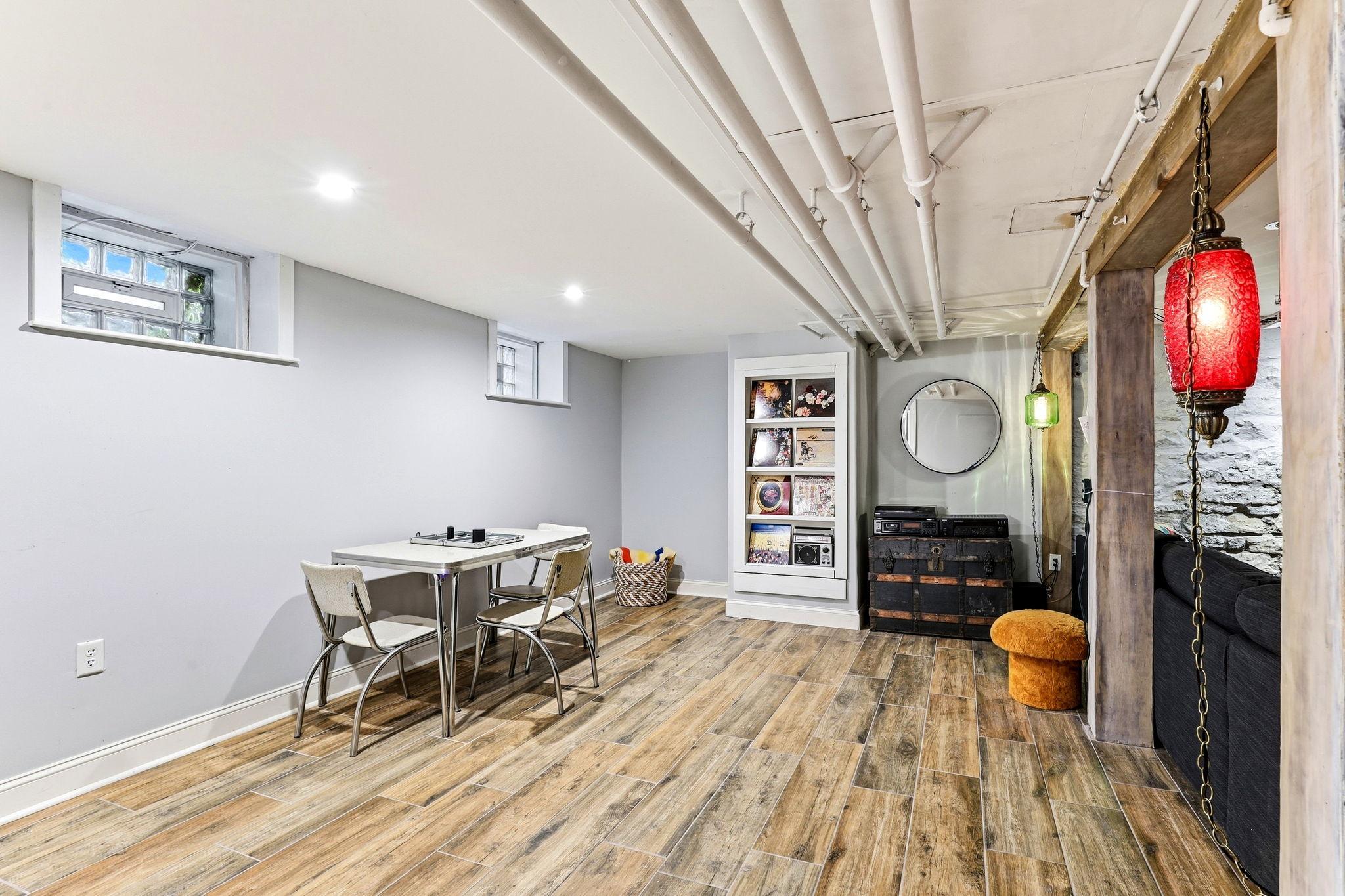 37-web-or-mls-2700-Bryant-Ave-S-37.jpg