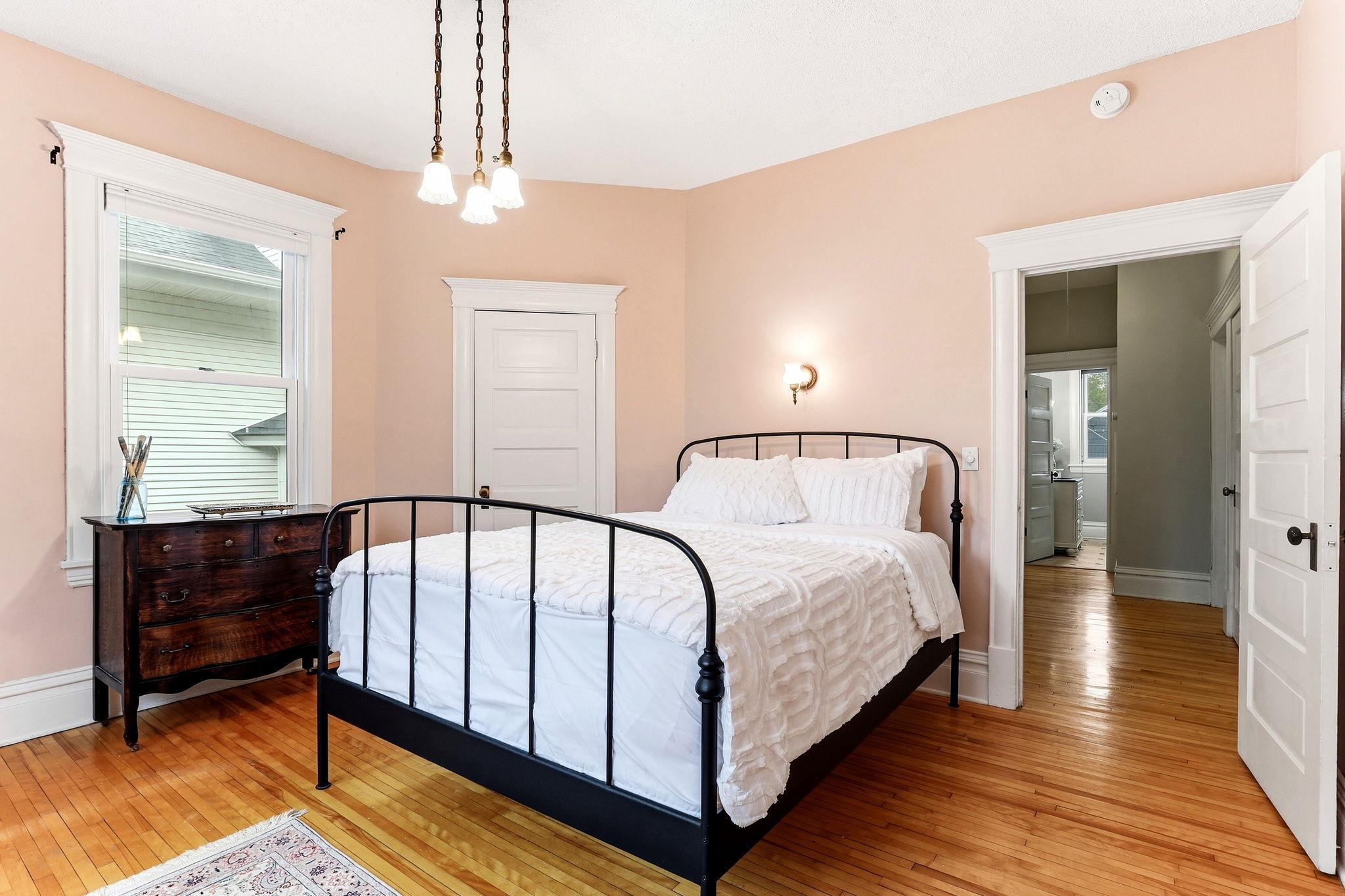 20-web-or-mls-2700-Bryant-Ave-S-20.jpg