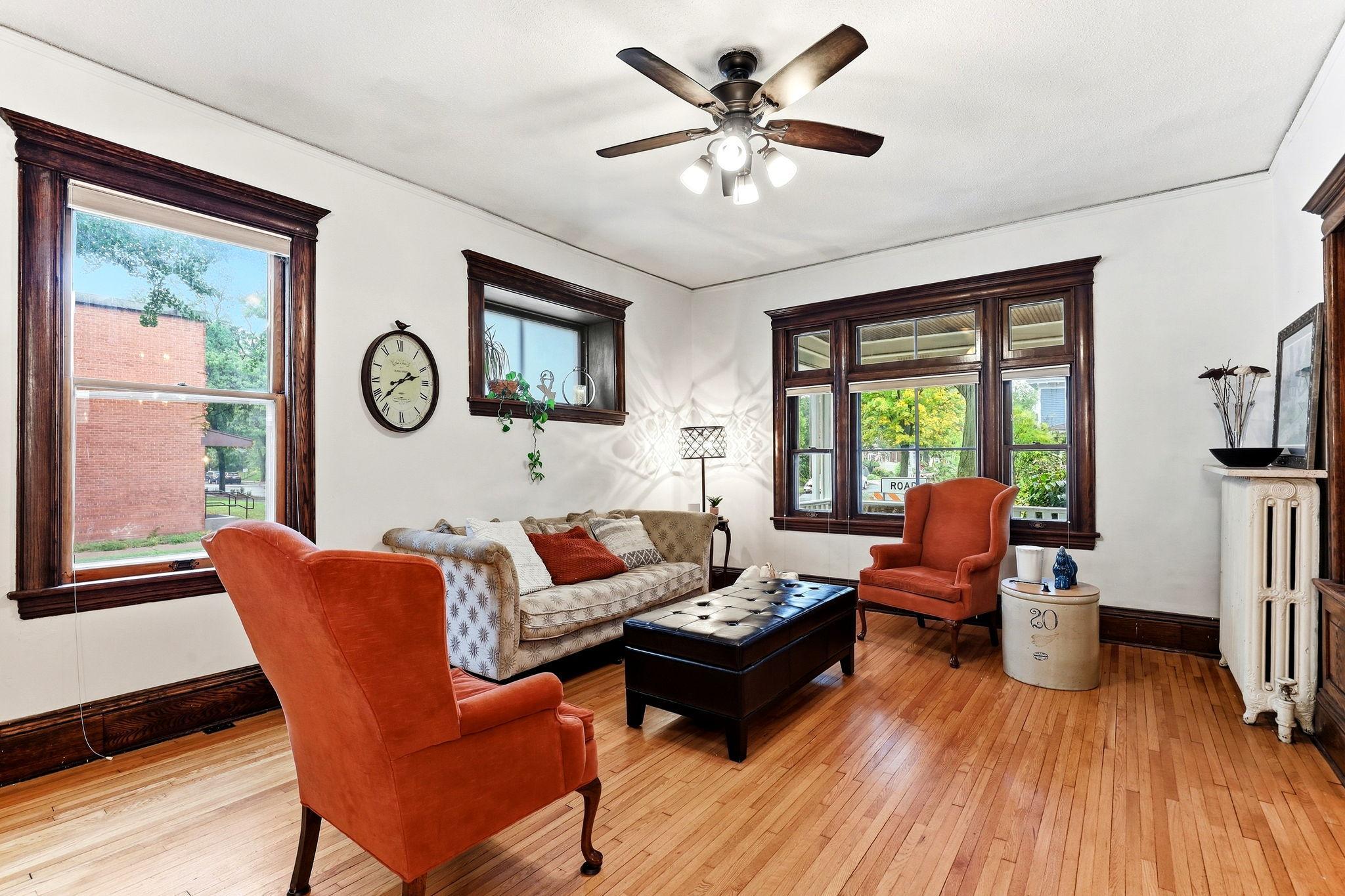 3-web-or-mls-2700-Bryant-Ave-S-03.jpg