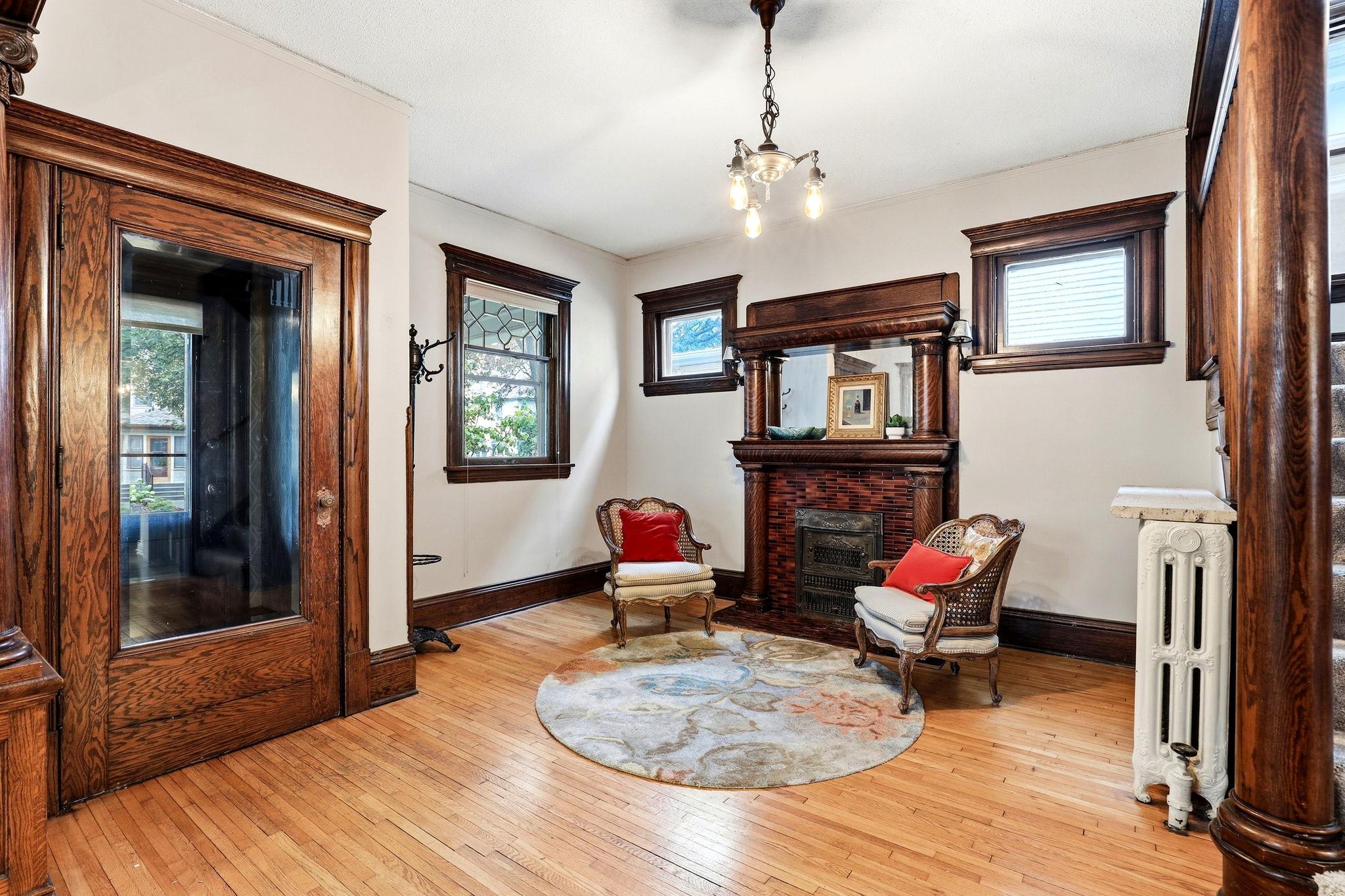 1-web-or-mls-2700-Bryant-Ave-S-01.jpg